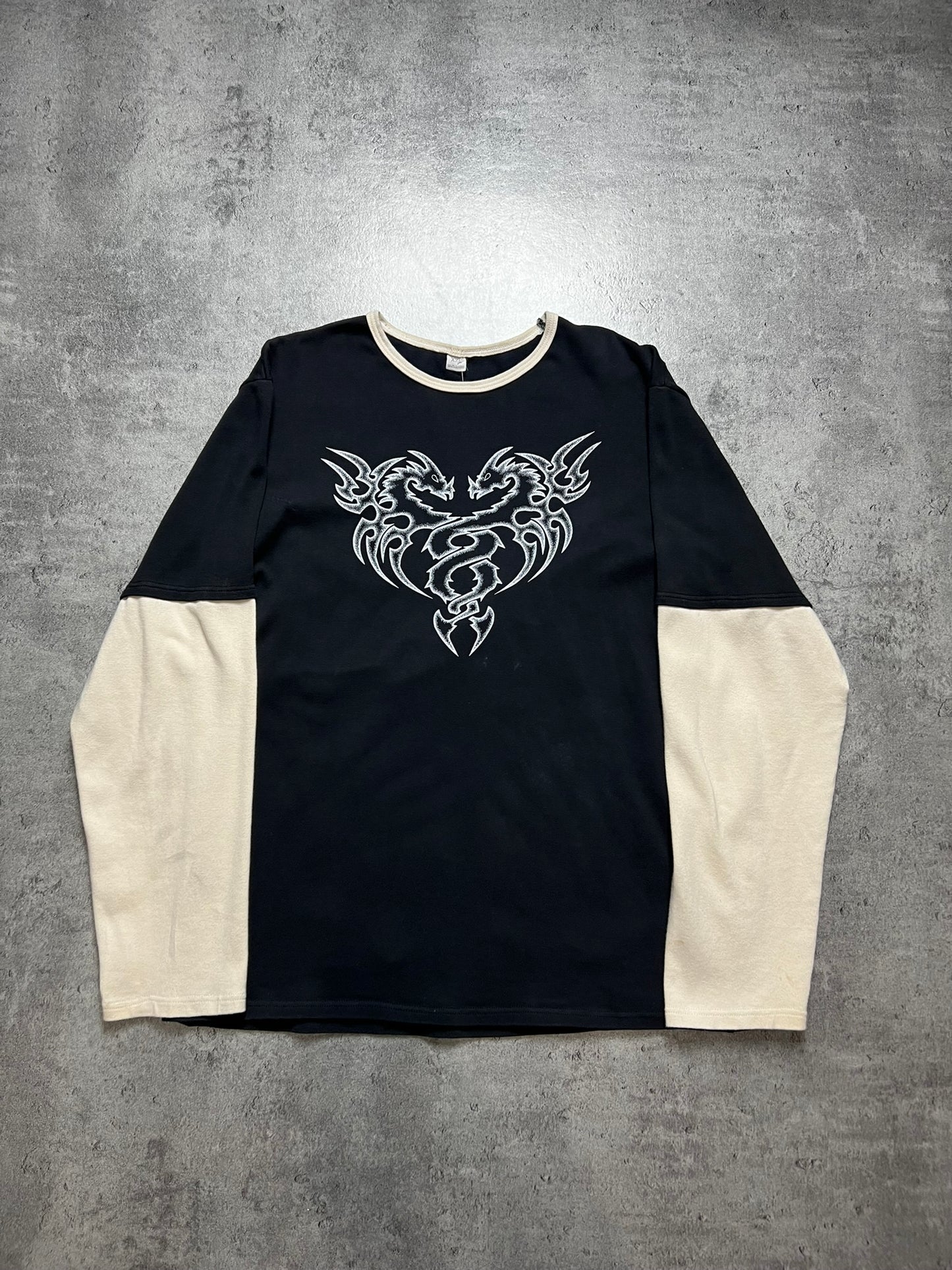 CZARNY LONGSLEEVE Z TRIBALEM