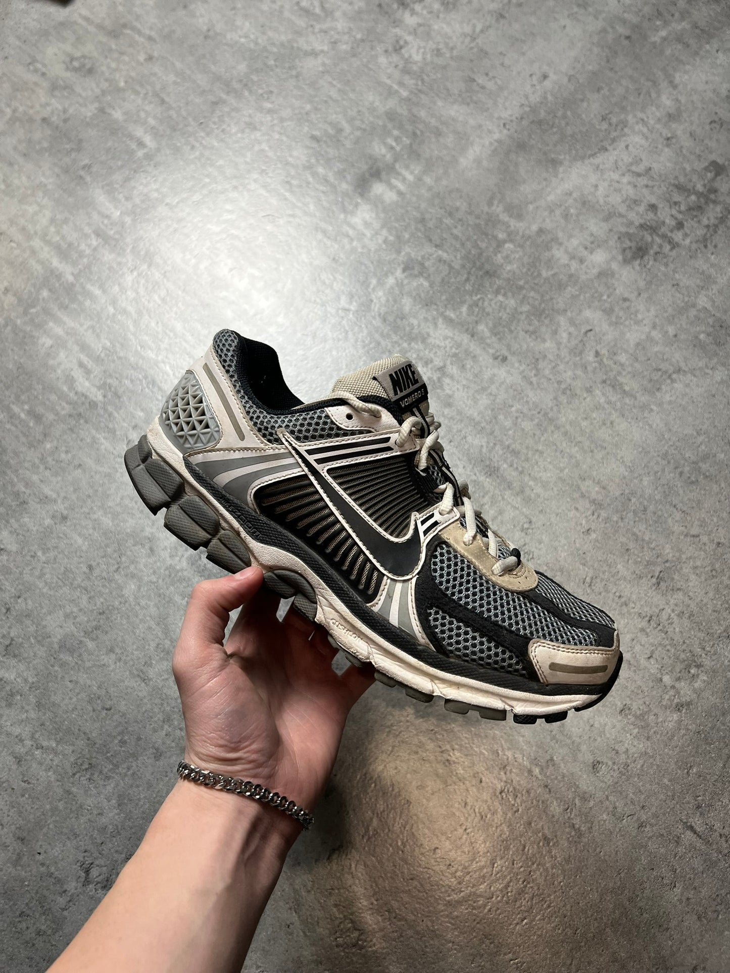 NIKE ZOOM VOMERO 5 SZARE