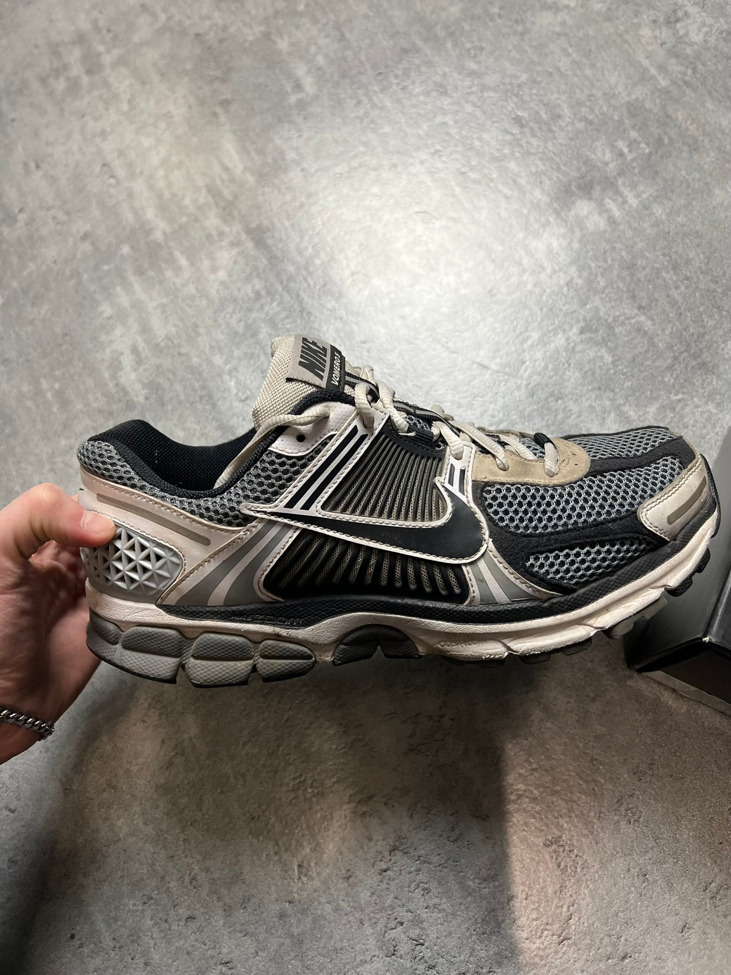 NIKE ZOOM VOMERO 5 SZARE