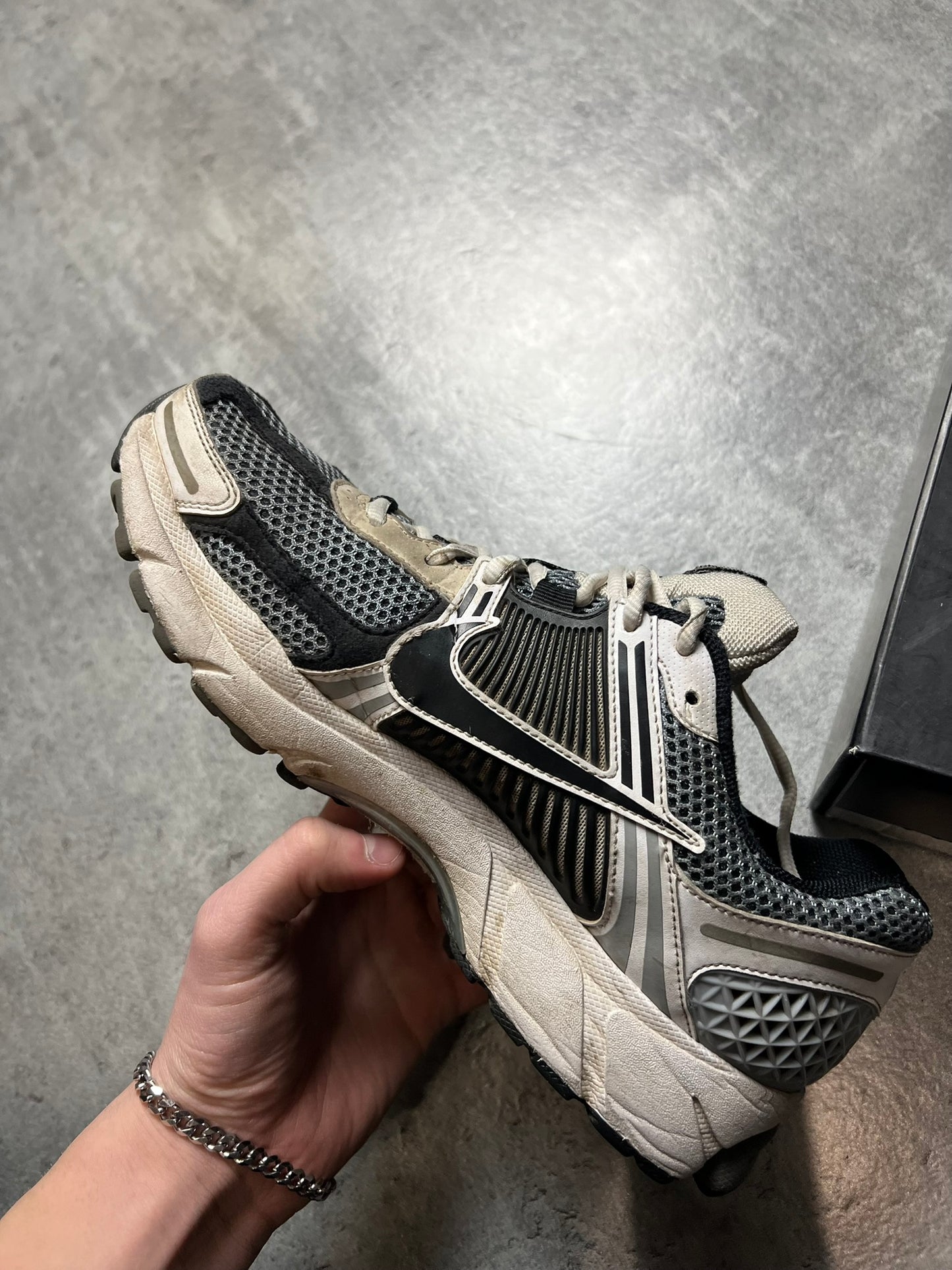 NIKE ZOOM VOMERO 5 SZARE
