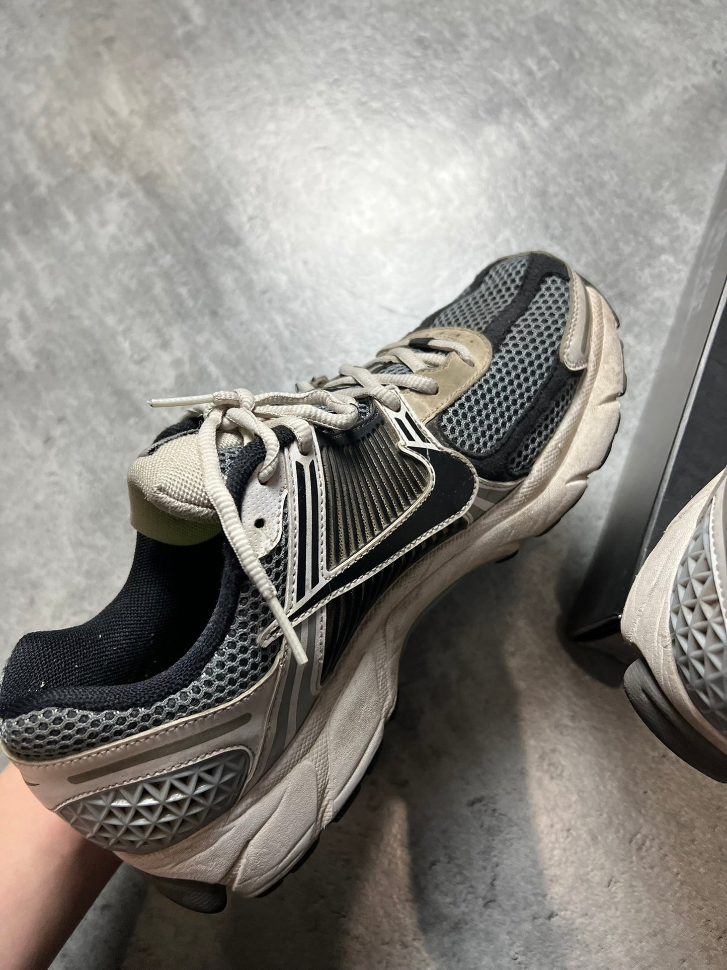 NIKE ZOOM VOMERO 5 SZARE