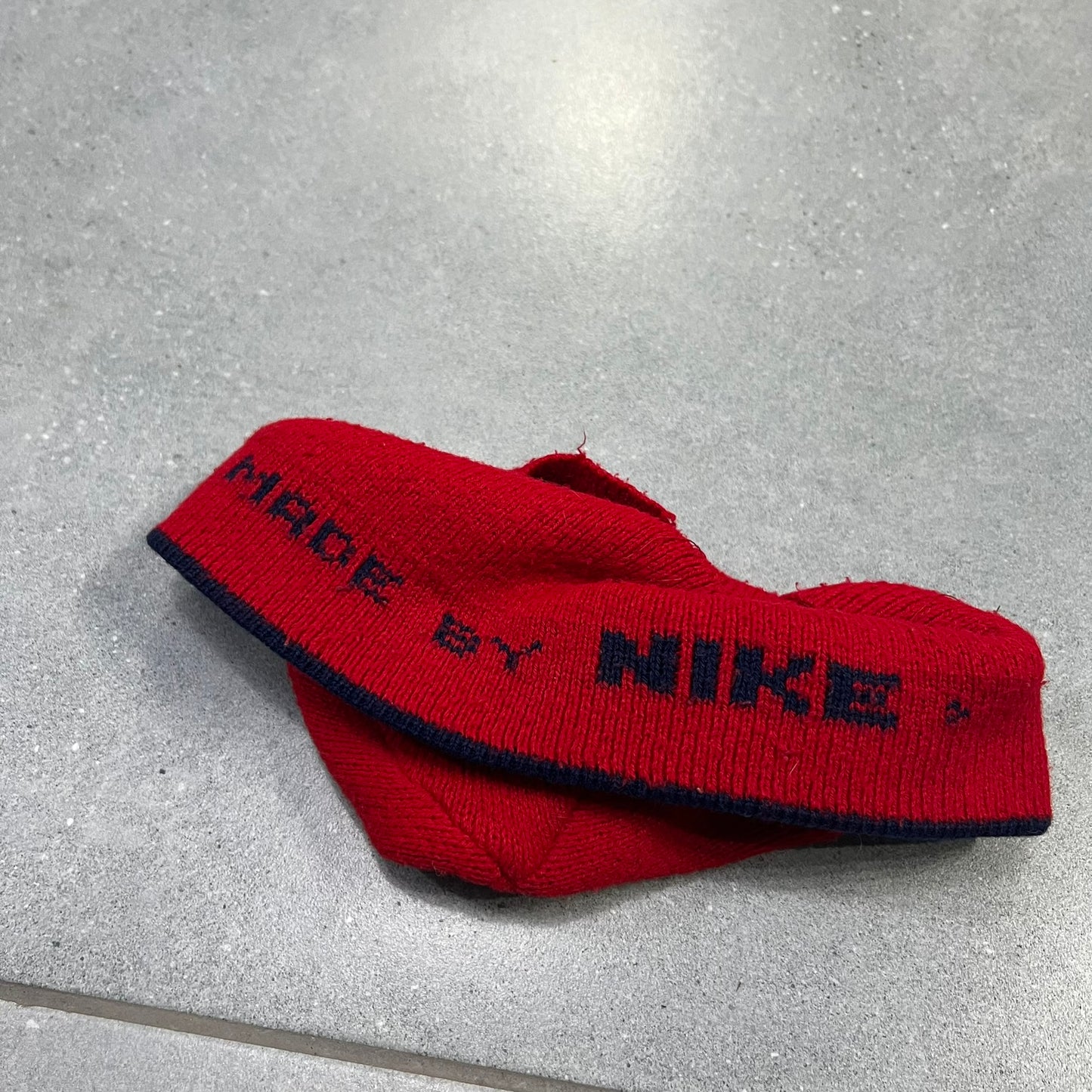 NIKE CZERWONA CZAPKA ZIMOWA