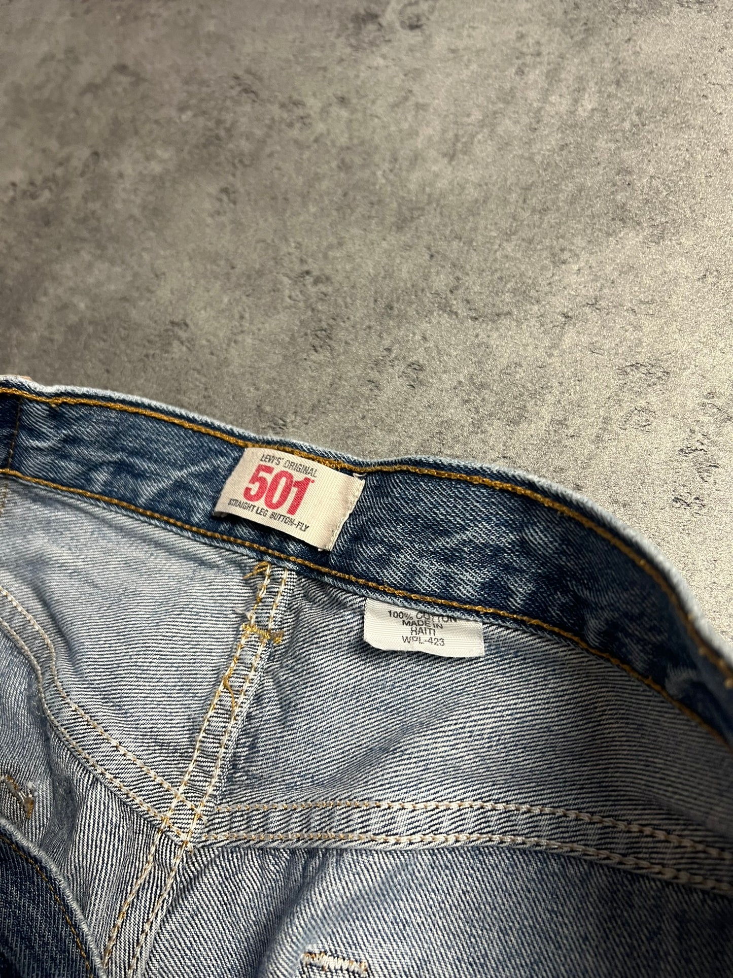 LEVIS 501 SPODNIE Z PRZETARCIAMI