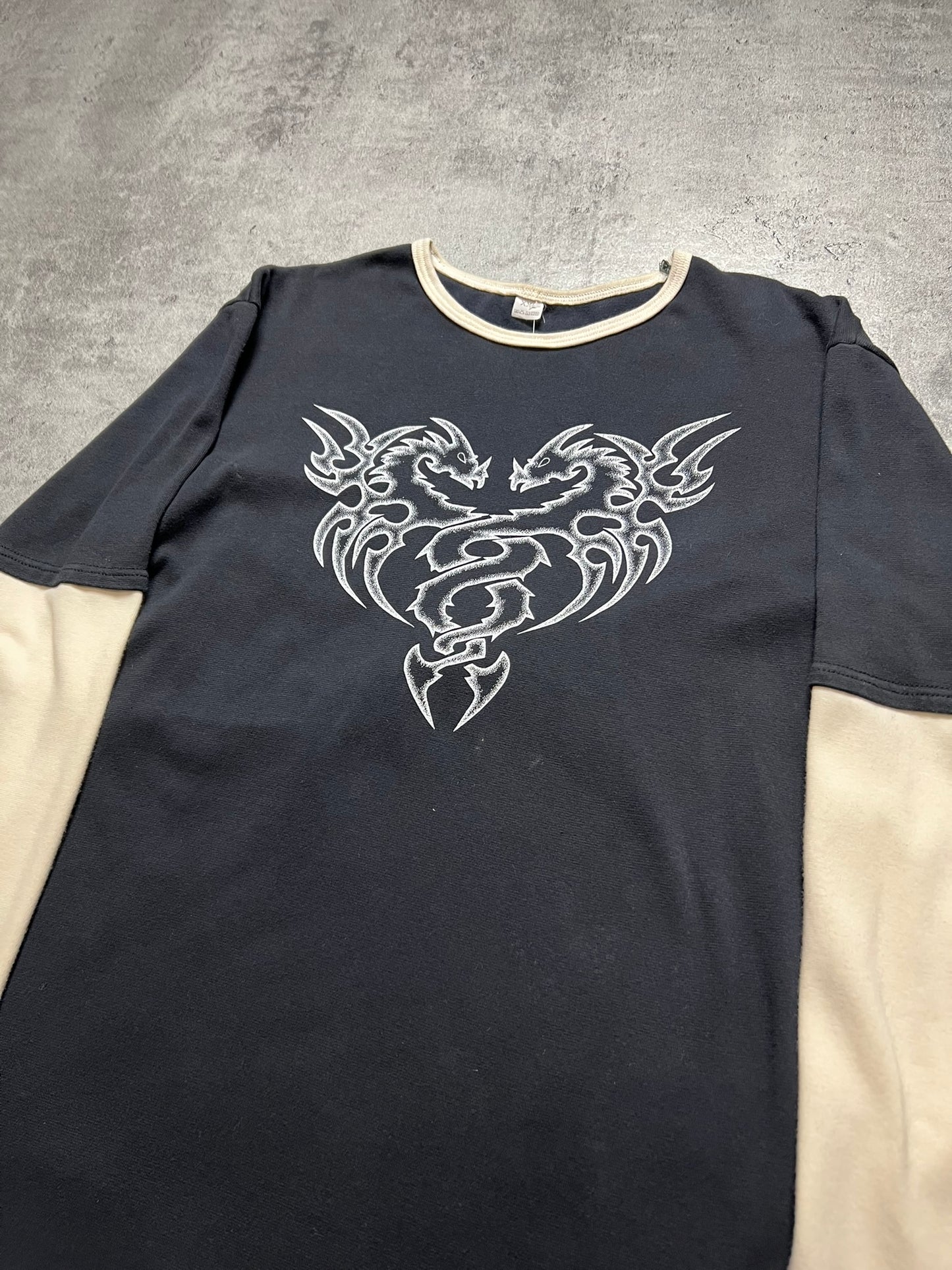 CZARNY LONGSLEEVE Z TRIBALEM