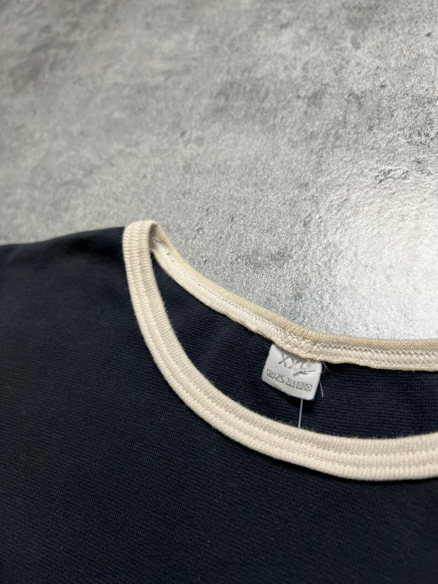 CZARNY LONGSLEEVE Z TRIBALEM