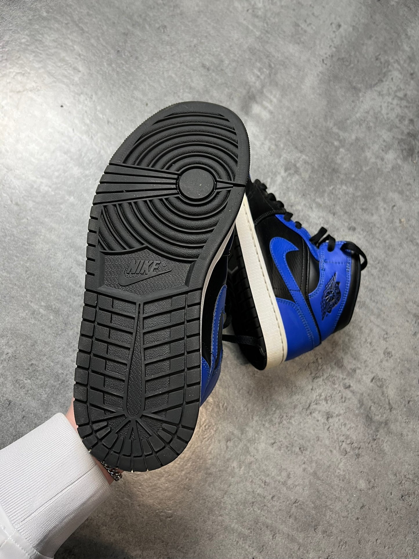 NIKE AIR JORDAN 1 MID HYPER ROYAL