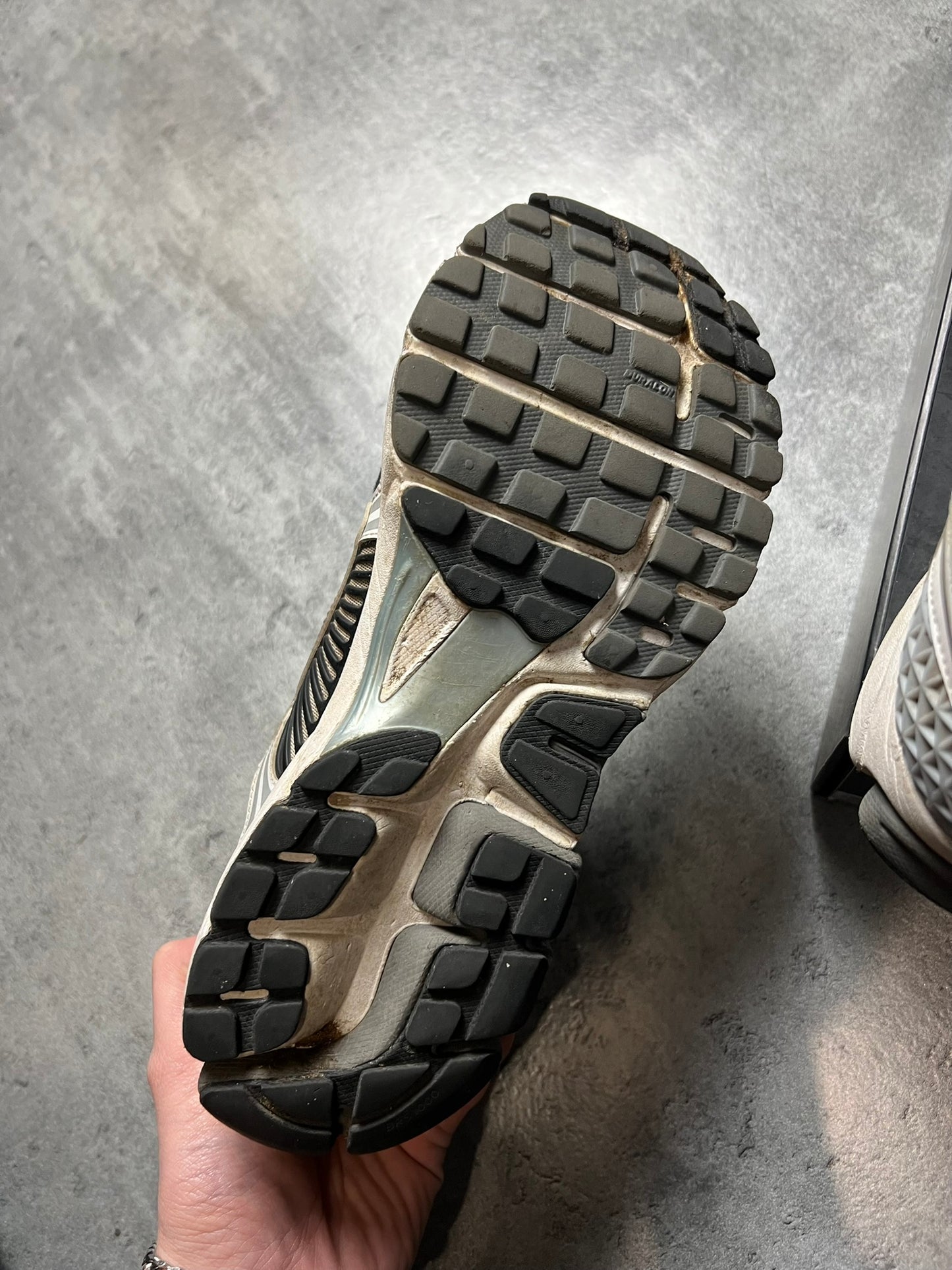 NIKE ZOOM VOMERO 5 SZARE