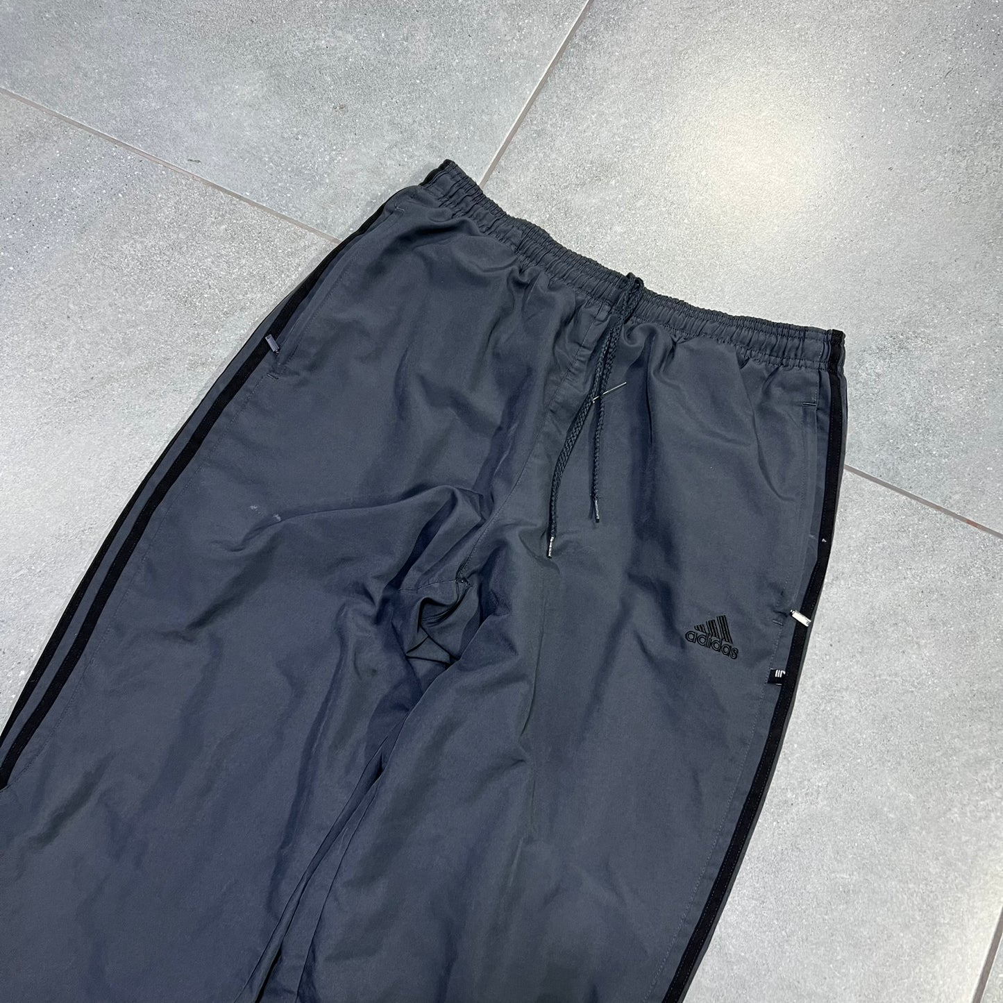 ADIDAS SZARE PARACHUTE SPODNIE