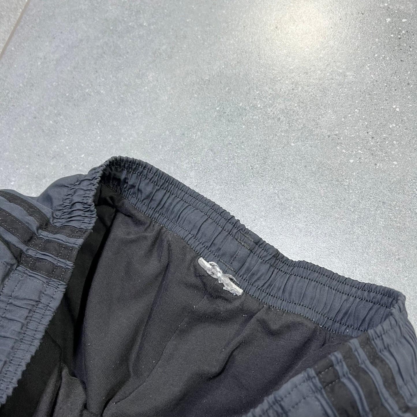 ADIDAS SZARE PARACHUTE SPODNIE