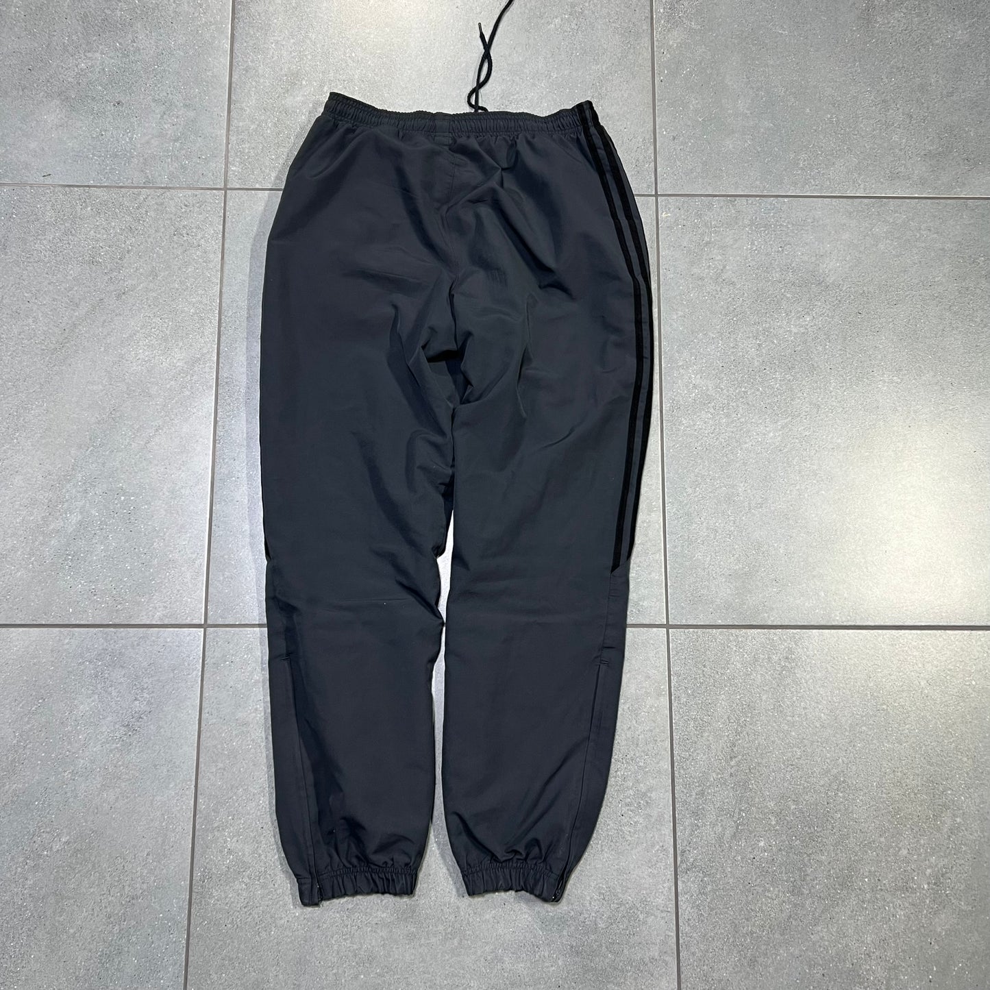 ADIDAS SZARE PARACHUTE SPODNIE