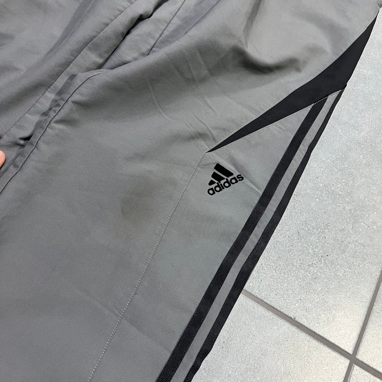 ADIDAS SZARE PARACHUTE SPODNIE